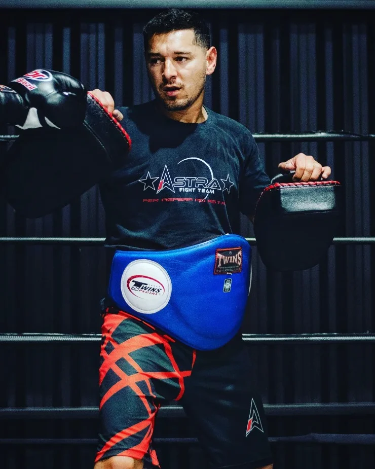 Michel Cavalett, presidente da ASCAM, segurando aparador no treino
